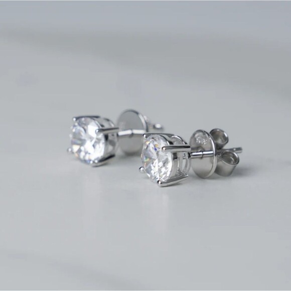 2CT VVS1 Moissanite Luxury Stud Earrings Unisex - Picture 3 of 6